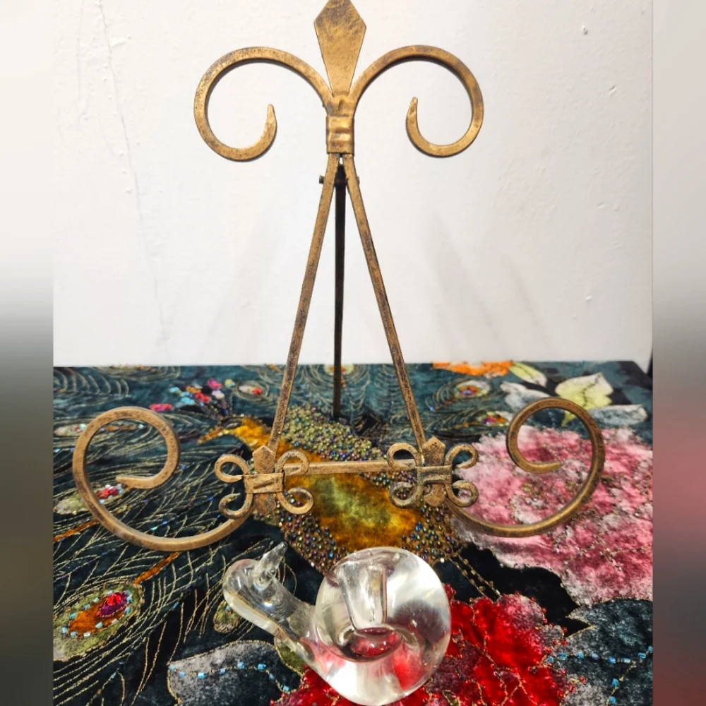 Elegant Gold Metal Easel Stand